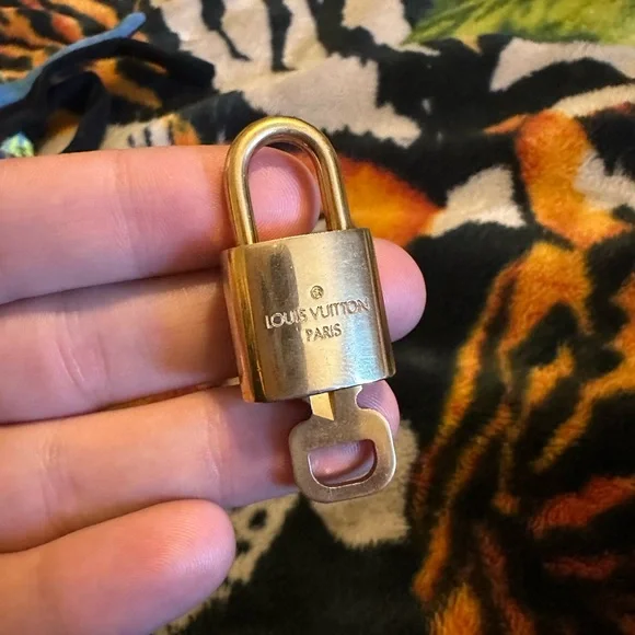 Louis Vuitton 304 lock and key Paris - Picture 5 of 5